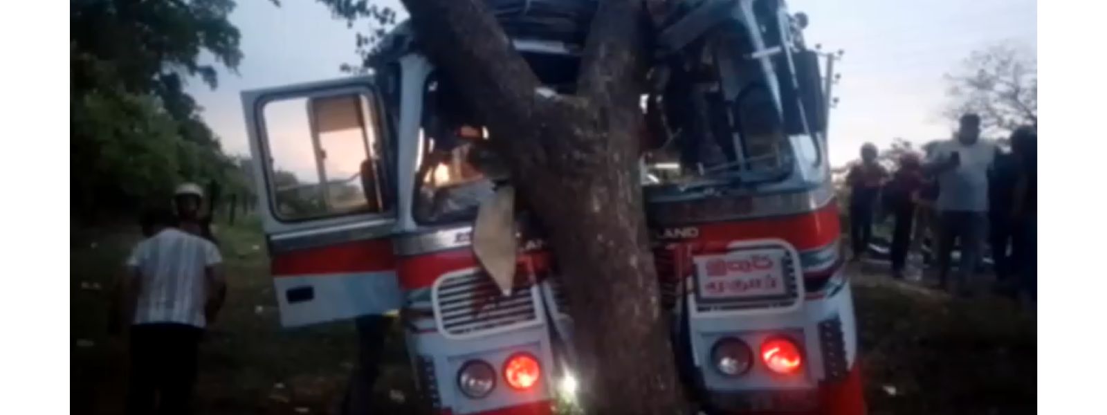 பயணிகள் பஸ் விபத்திற்குள்ளானதில் 23 பேர் காயம்